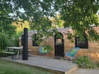 Urlaubshöhle von außen mit Terrasse