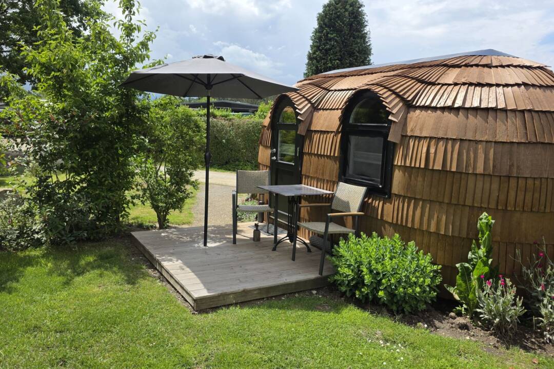 Urlaubsnest von außen – Frontalansicht mit Terrasse