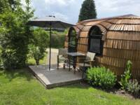 Urlaubsnest 2026 02 Urlaubsnest von außen – Frontalansicht mit Terrasse
